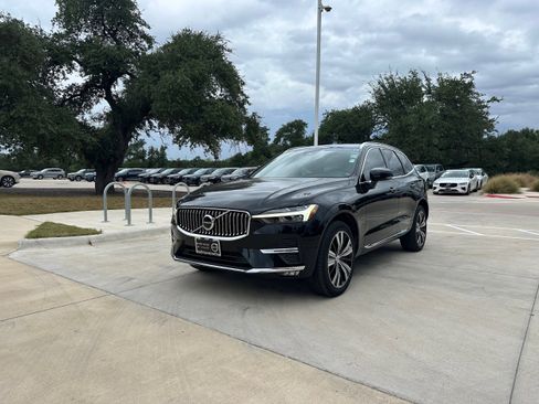 Used 2023 Volvo XC60 B5 Plus image 2