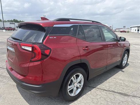 Used 2023 GMC Terrain SLE w/ Driver Convenience Package FWD image 4