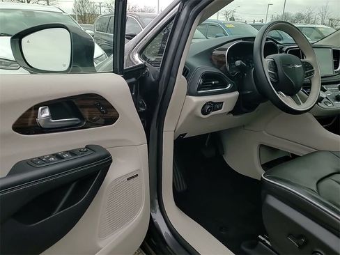 Used 2021 Chrysler Pacifica Limited w/ Premium & Safety Sphere Group image 19