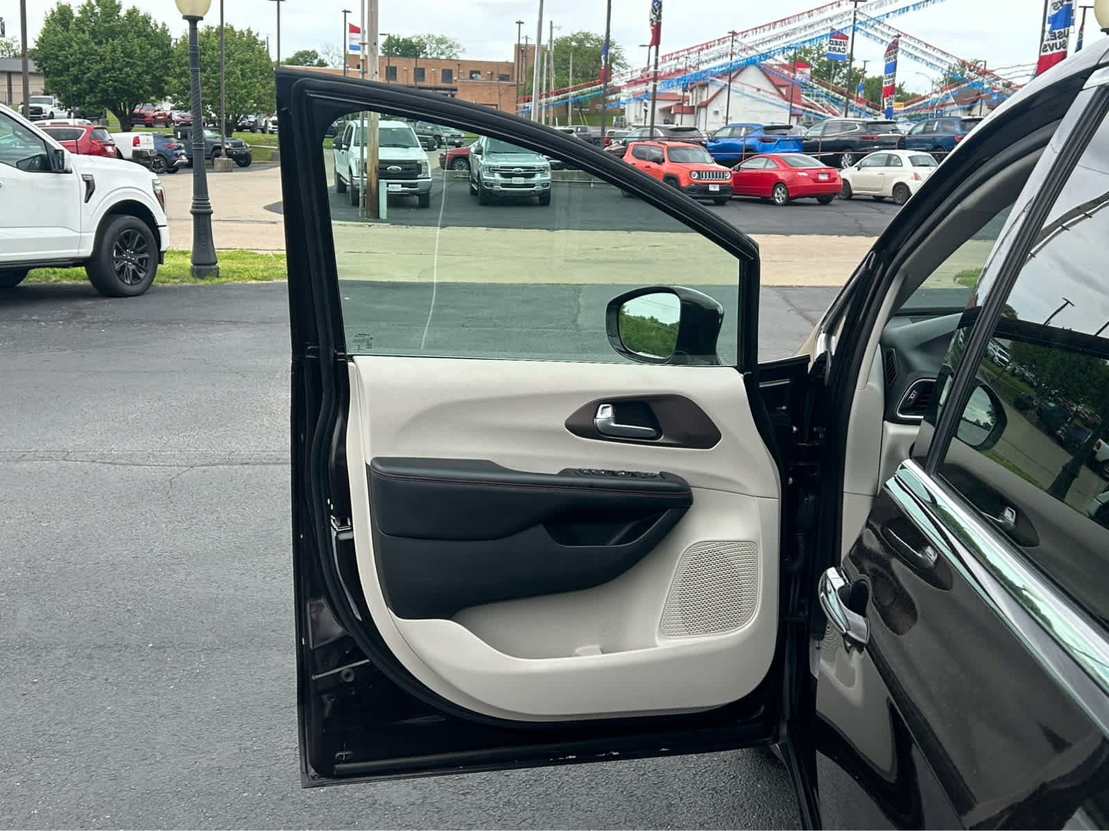 Used 2018 Chrysler Pacifica Touring-L w/ Advanced Safetytec Group FWD image 23
