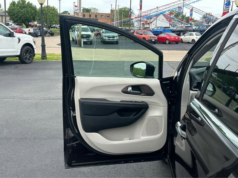 Used 2018 Chrysler Pacifica Touring-L w/ Advanced Safetytec Group FWD image 23