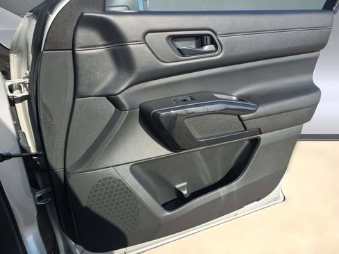 Used 2024 Nissan Pathfinder SV w/ SV Premium Package image 21