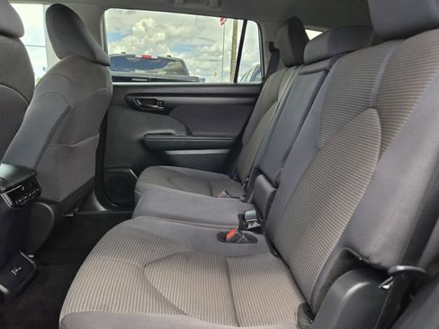 Used 2025 Toyota Highlander LE FWD image 28