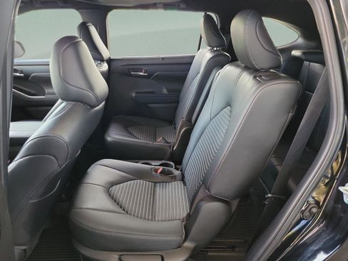 Used 2023 Toyota Highlander XSE FWD image 24