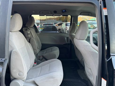 Used 2017 Toyota Sienna LE FWD image 18