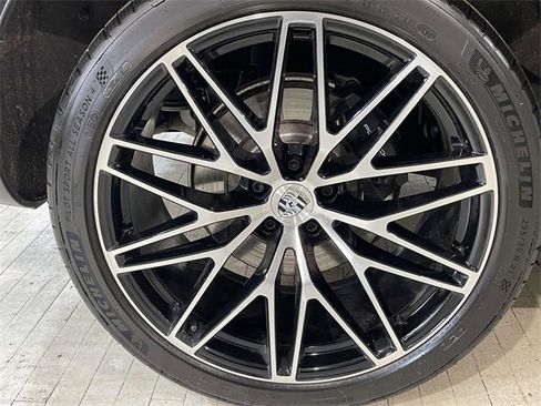Used 2025 Porsche Macan image 13