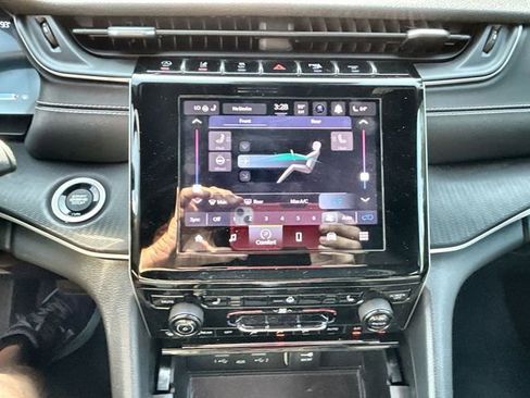 Used 2024 Jeep Grand Cherokee L Laredo image 22