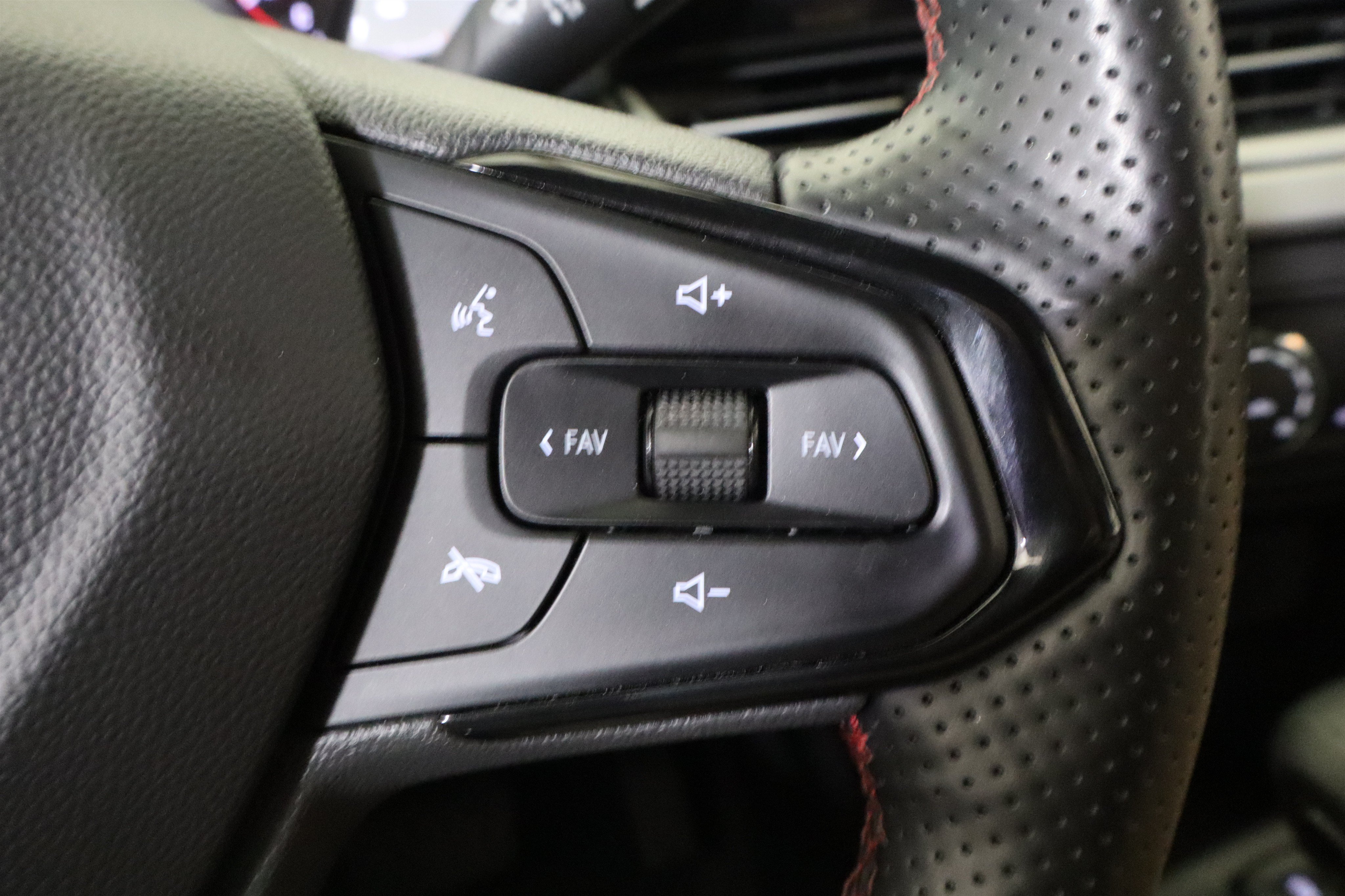 Used 2024 Chevrolet Trax RS FWD image 29