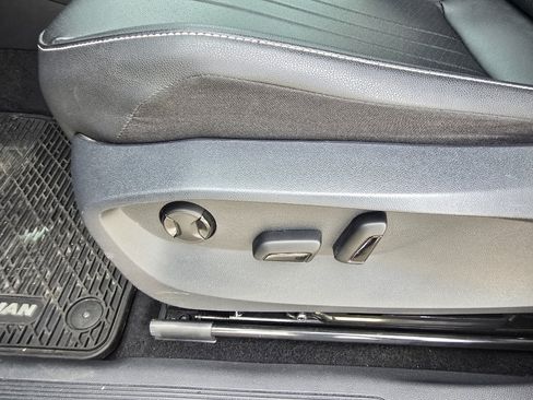 Used 2023 Volkswagen Tiguan SE w/ Panoramic Sunroof Package FWD image 17