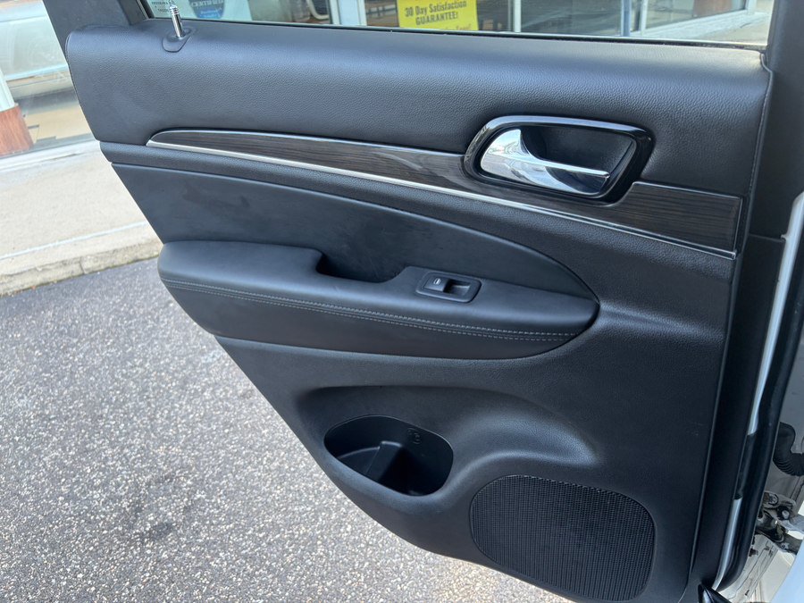 Used 2019 Jeep Grand Cherokee Overland AWD/4WD image 26