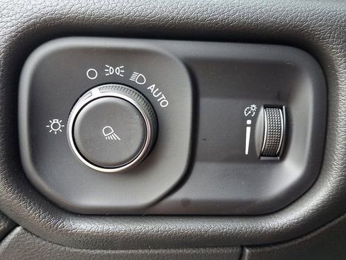 Used 2024 RAM 2500 Tradesman w/ Chrome Appearance Group image 24