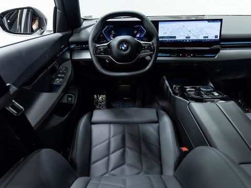 Certified 2025 BMW 530i image 3