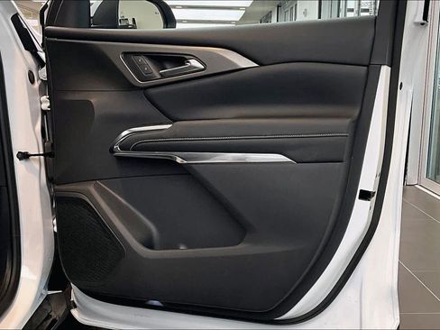 Used 2024 Chevrolet Traverse LT image 42