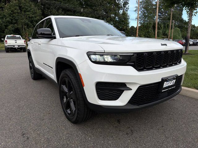 Used 2023 Jeep Grand Cherokee Altitude AWD/4WD image 2