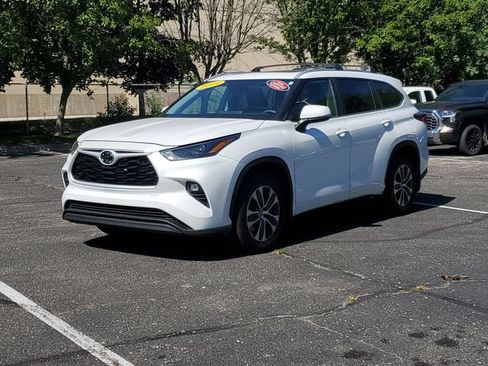 Used 2023 Toyota Highlander XLE AWD/4WD image 2