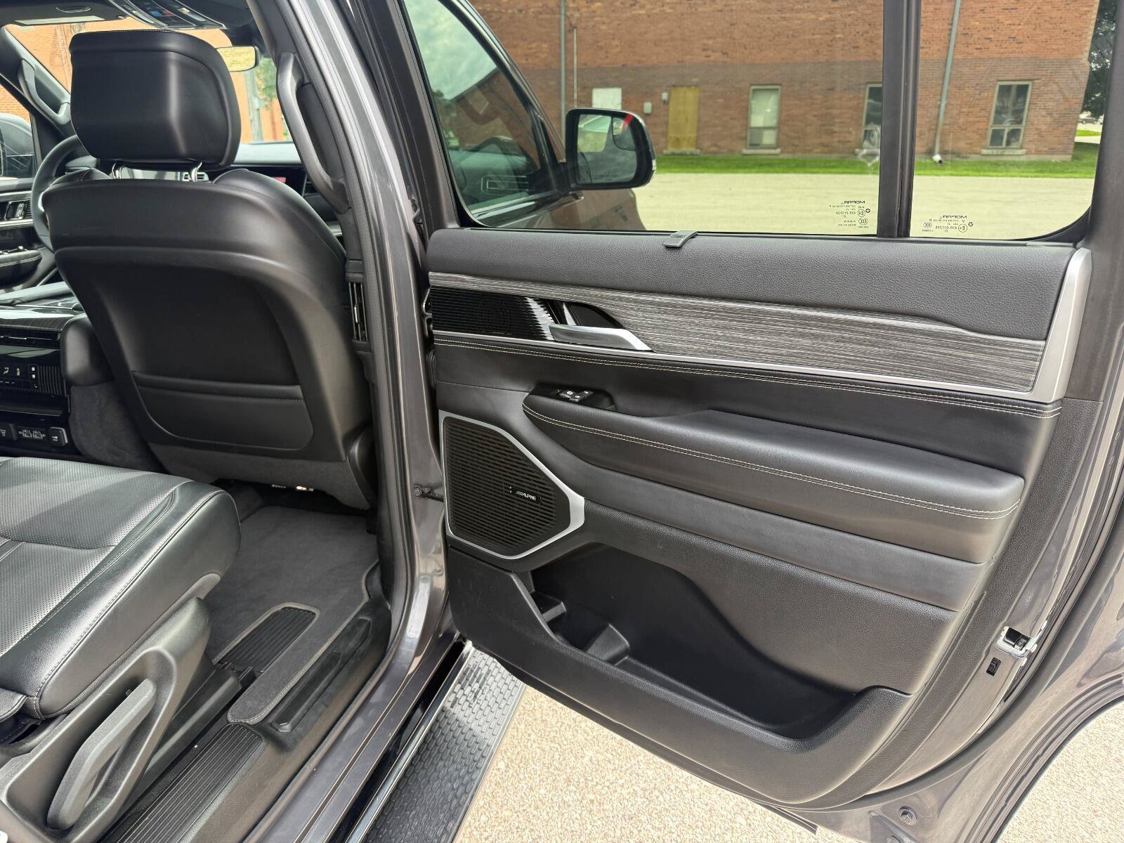 Used 2022 Jeep Wagoneer Series III w/ Convenience Group I AWD/4WD image 18
