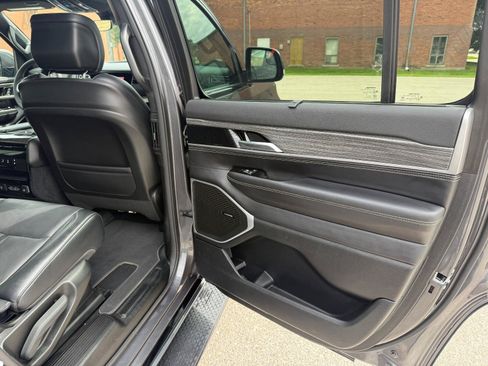 Used 2022 Jeep Wagoneer Series III w/ Convenience Group I AWD/4WD image 18