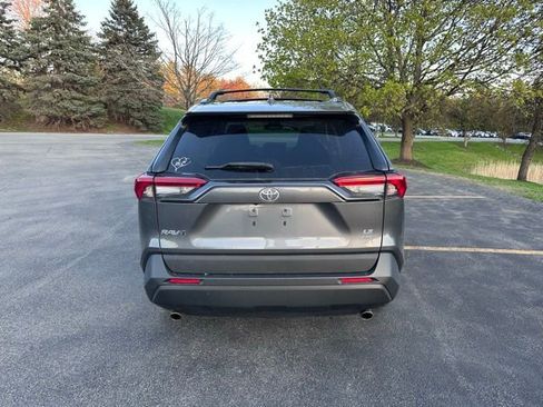 Used 2021 Toyota RAV4 LE AWD/4WD image 4