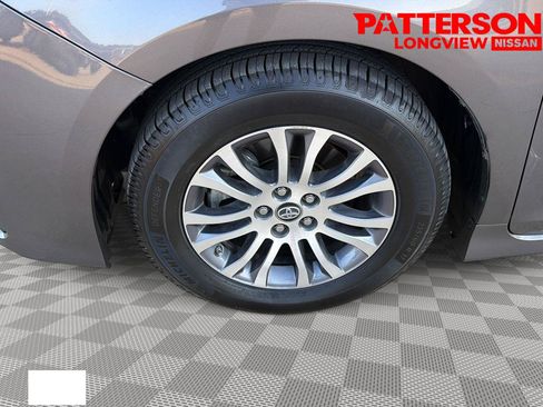 Used 2020 Toyota Sienna XLE w/ XLE Navigation Package FWD image 25