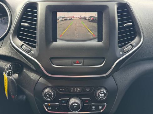 Used 2019 Jeep Cherokee Latitude w/ Popular Appearance Group image 25