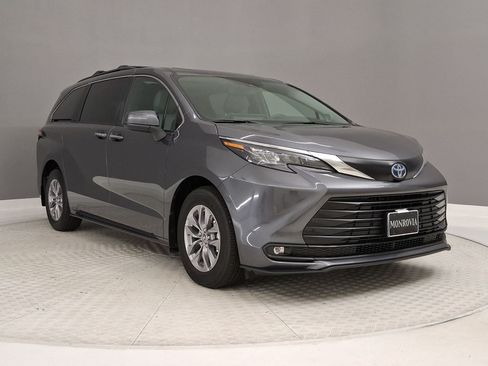 Used 2025 Toyota Sienna XLE w/ XLE Plus Package FWD image 29