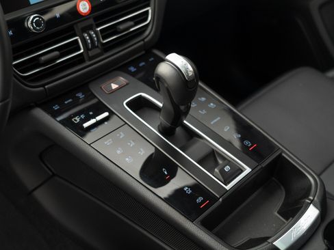 Certified 2025 Porsche Macan AWD/4WD image 26