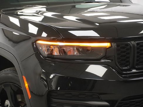 Used 2023 Jeep Grand Cherokee Altitude image 6