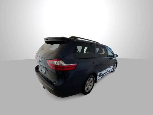 Used 2020 Toyota Sienna LE w/ Carpet Mat Package FWD image 8