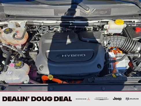 Used 2024 Chrysler Pacifica Select image 22