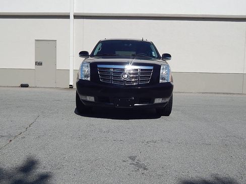 Used 2011 Cadillac Escalade ESV Premium image 9
