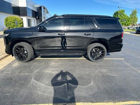 Used 2022 Cadillac Escalade Premium Luxury AWD/4WD image 2