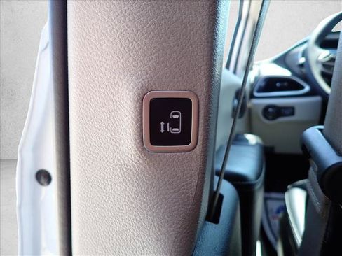 Used 2024 Chrysler Pacifica Touring-L FWD image 13
