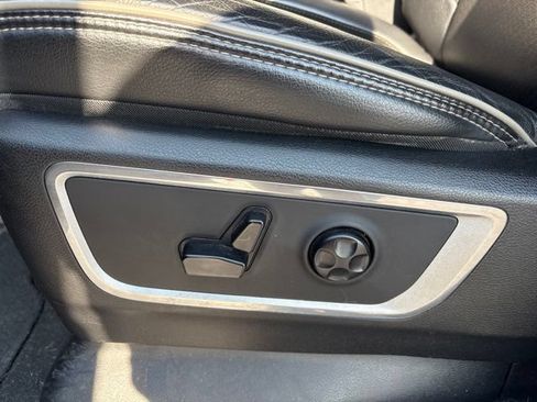 Used 2019 RAM 1500 Laramie AWD/4WD image 12