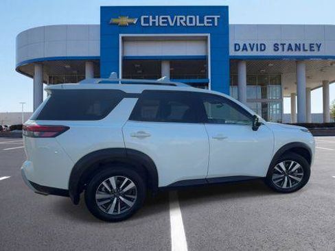 Used 2024 Nissan Pathfinder SL FWD image 9