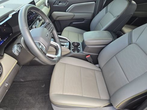 Used 2025 Chevrolet Colorado ZR2 w/ Technology Package AWD/4WD image 8