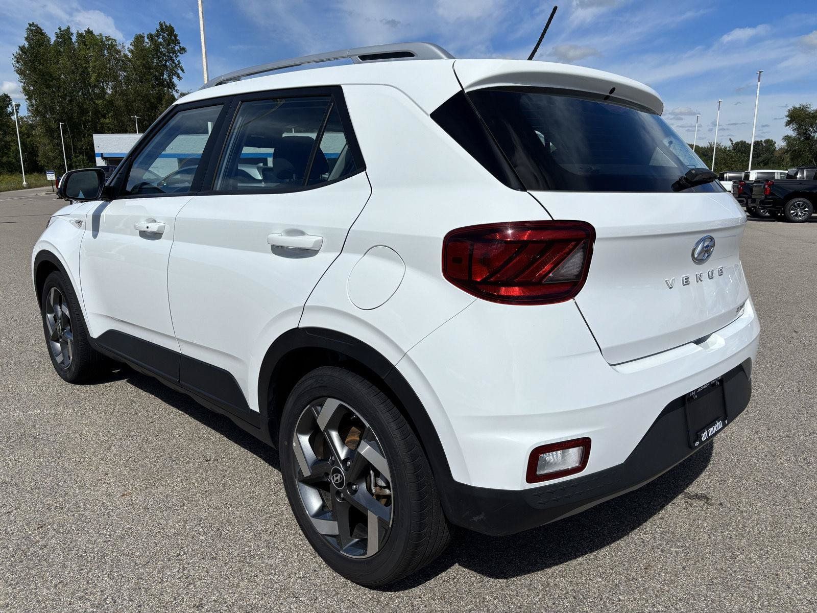 Used 2025 Hyundai Venue SEL FWD image 3