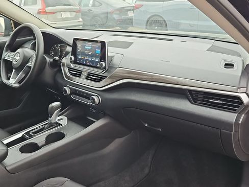 Used 2025 Nissan Altima 2.5 SV FWD image 32