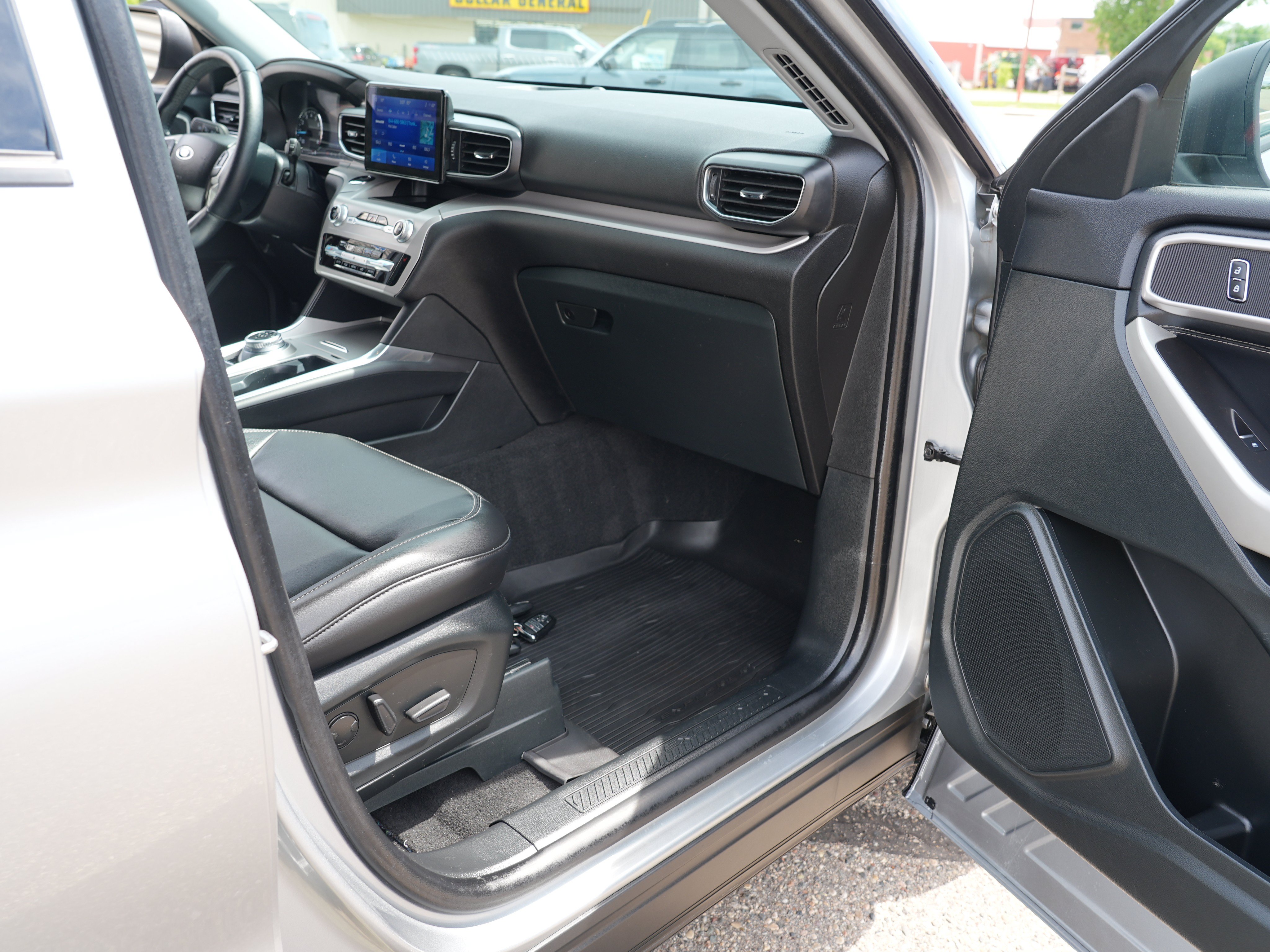Used 2023 Ford Explorer XLT w/ Equipment Group 202A AWD/4WD image 34