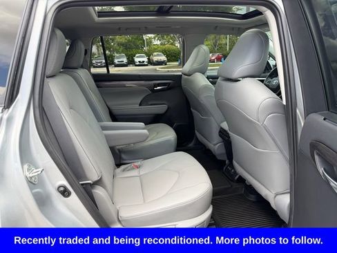 Used 2022 Toyota Highlander Platinum FWD image 17