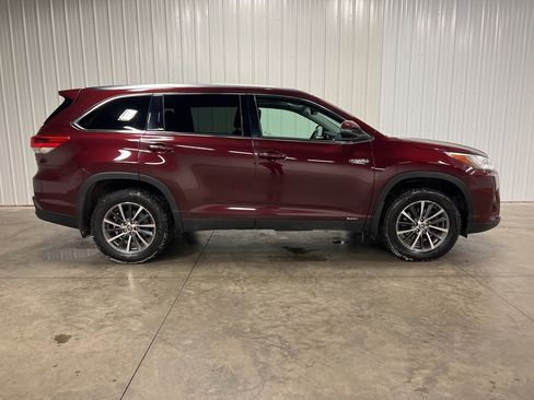 Used 2019 Toyota Highlander XLE image 2