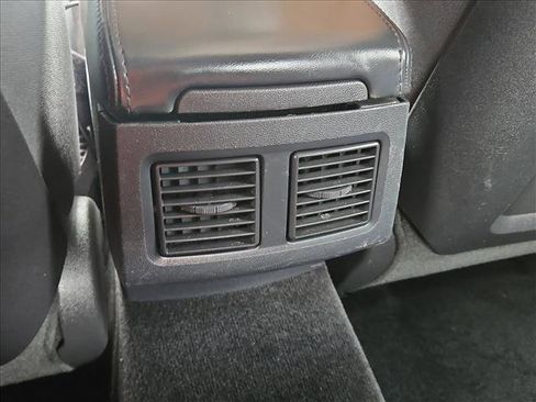 Used 2014 Dodge Challenger SXT image 17