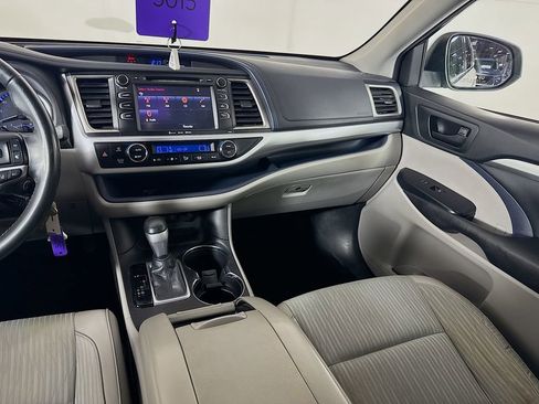 Used 2018 Toyota Highlander Plus FWD image 27