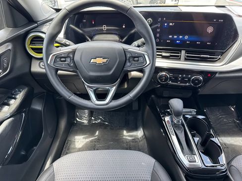 Used 2025 Chevrolet Trax LT w/ LT Convenience Package FWD image 22