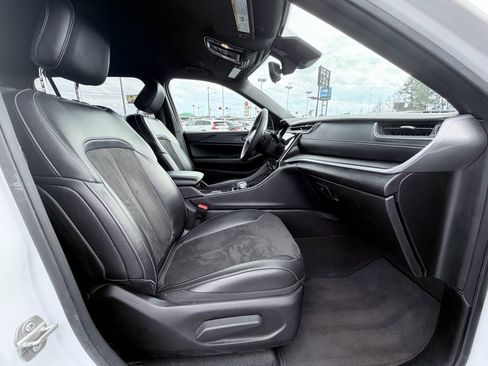 Used 2024 Jeep Grand Cherokee L Altitude image 21