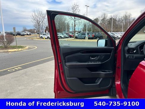 Used 2025 Honda Pilot TrailSport image 15