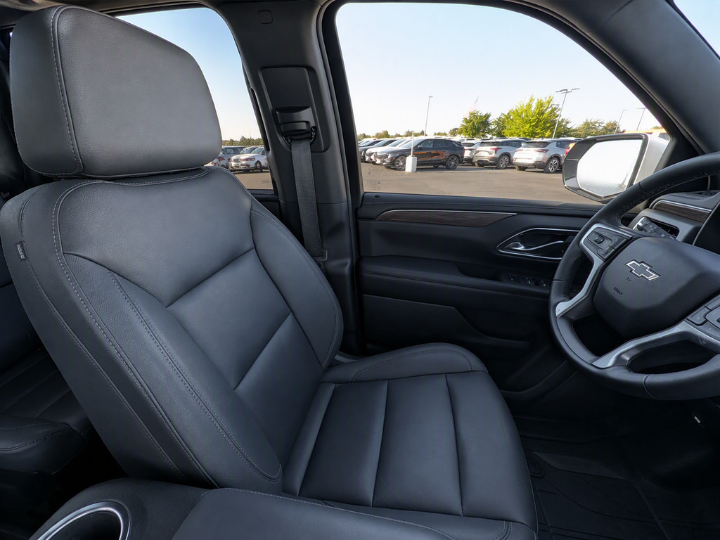 Used 2024 Chevrolet Suburban Z71 w/ Luxury Package AWD/4WD image 5