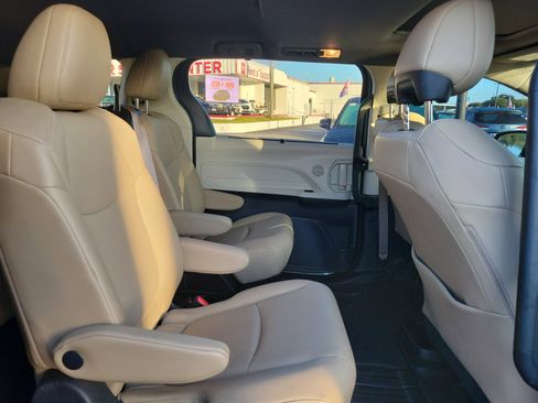 Used 2022 Toyota Sienna XLE image 15