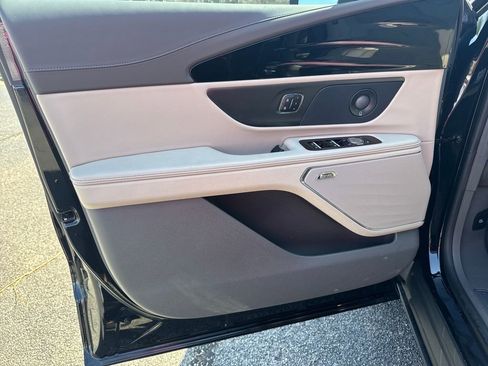 Used 2025 Lincoln Nautilus Reserve image 8