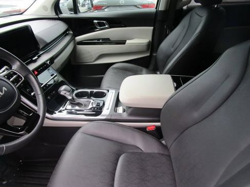 Used 2024 Kia Carnival EX FWD image 3