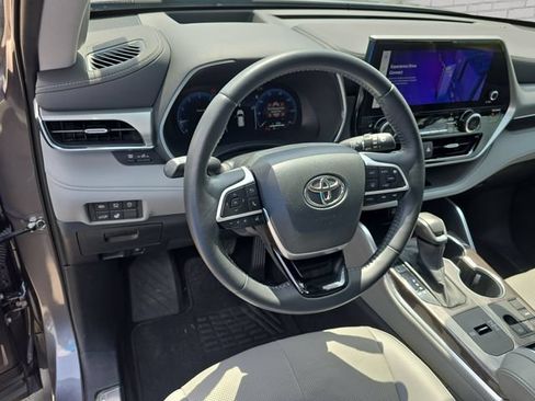 Used 2023 Toyota Highlander Platinum FWD image 18